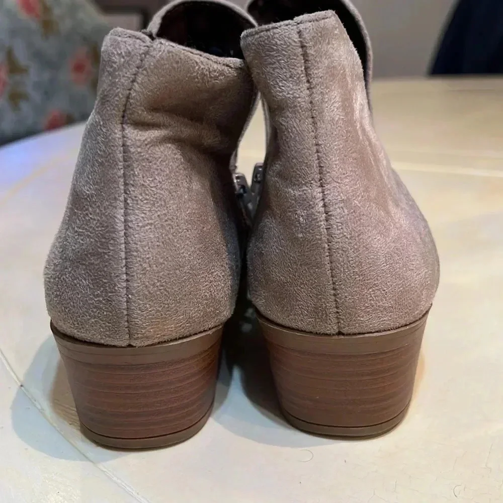 SODA BOOTIE size 8 light taupe swead