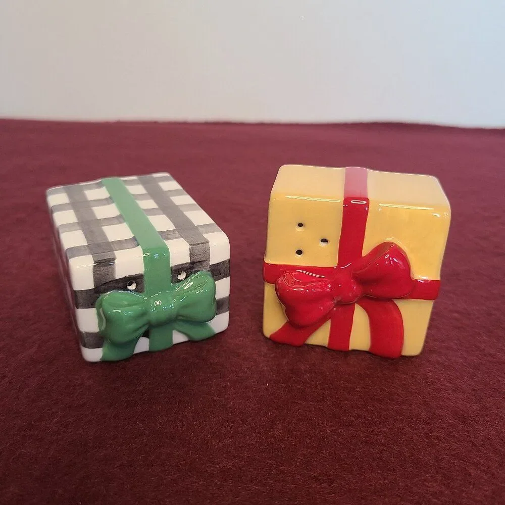 Hallmark VIP Ceramic Christmas Gift Boxes Salt and Pepper Shakers NWT NIB