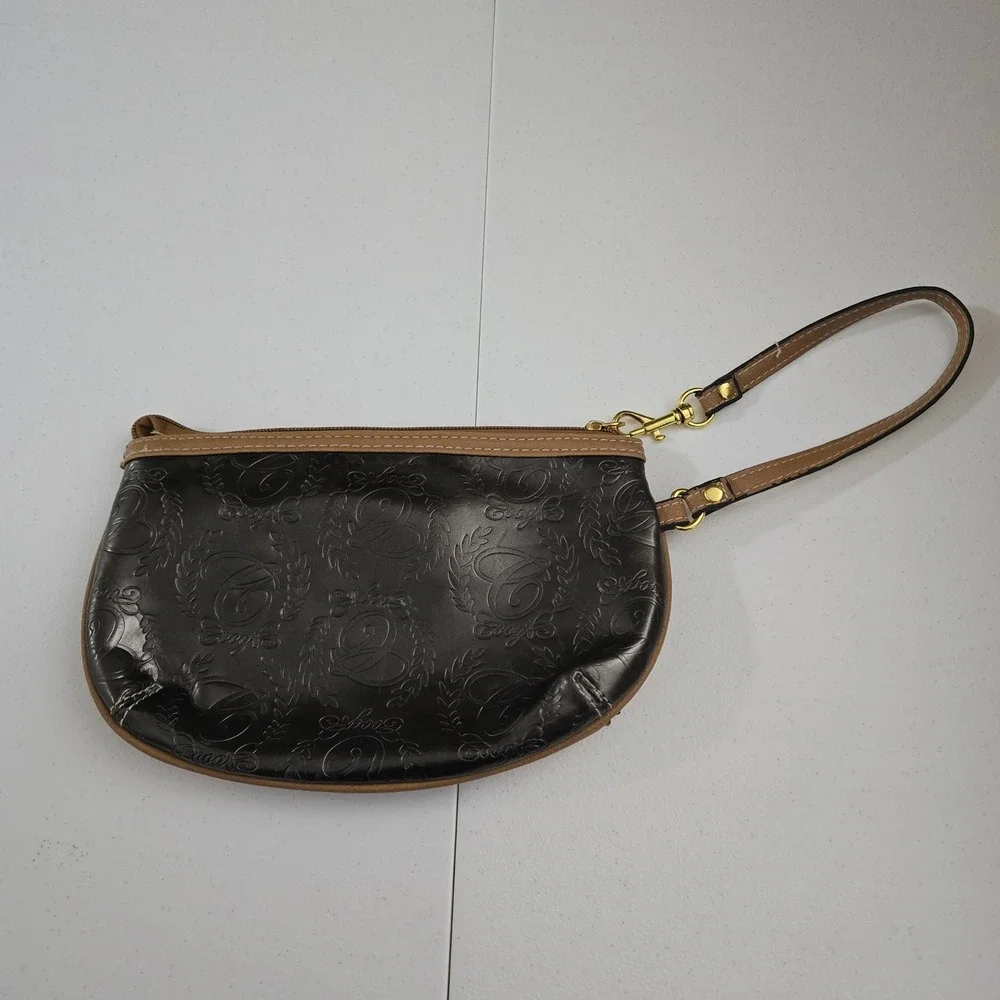 COOGI wristlet features