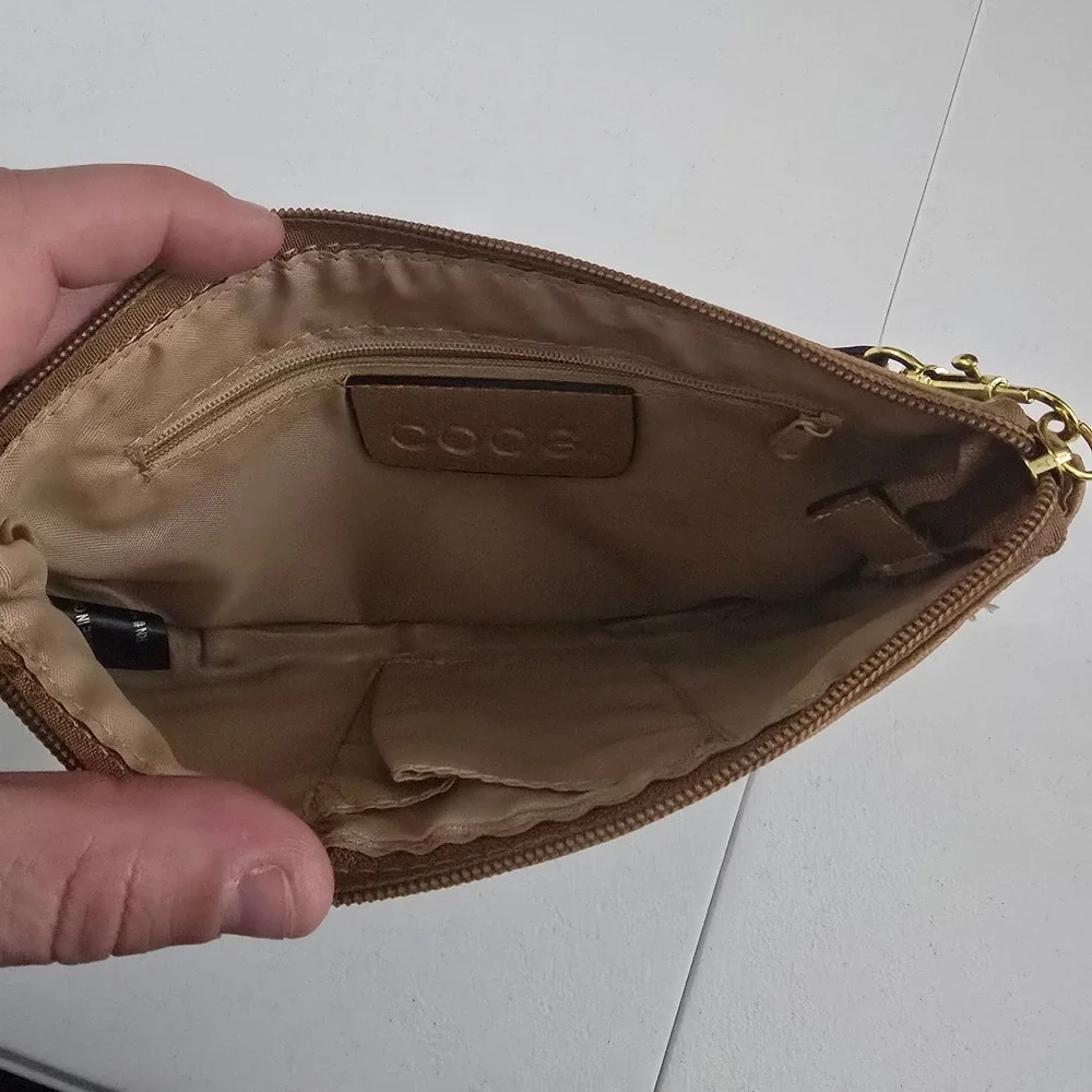COOGI wristlet features