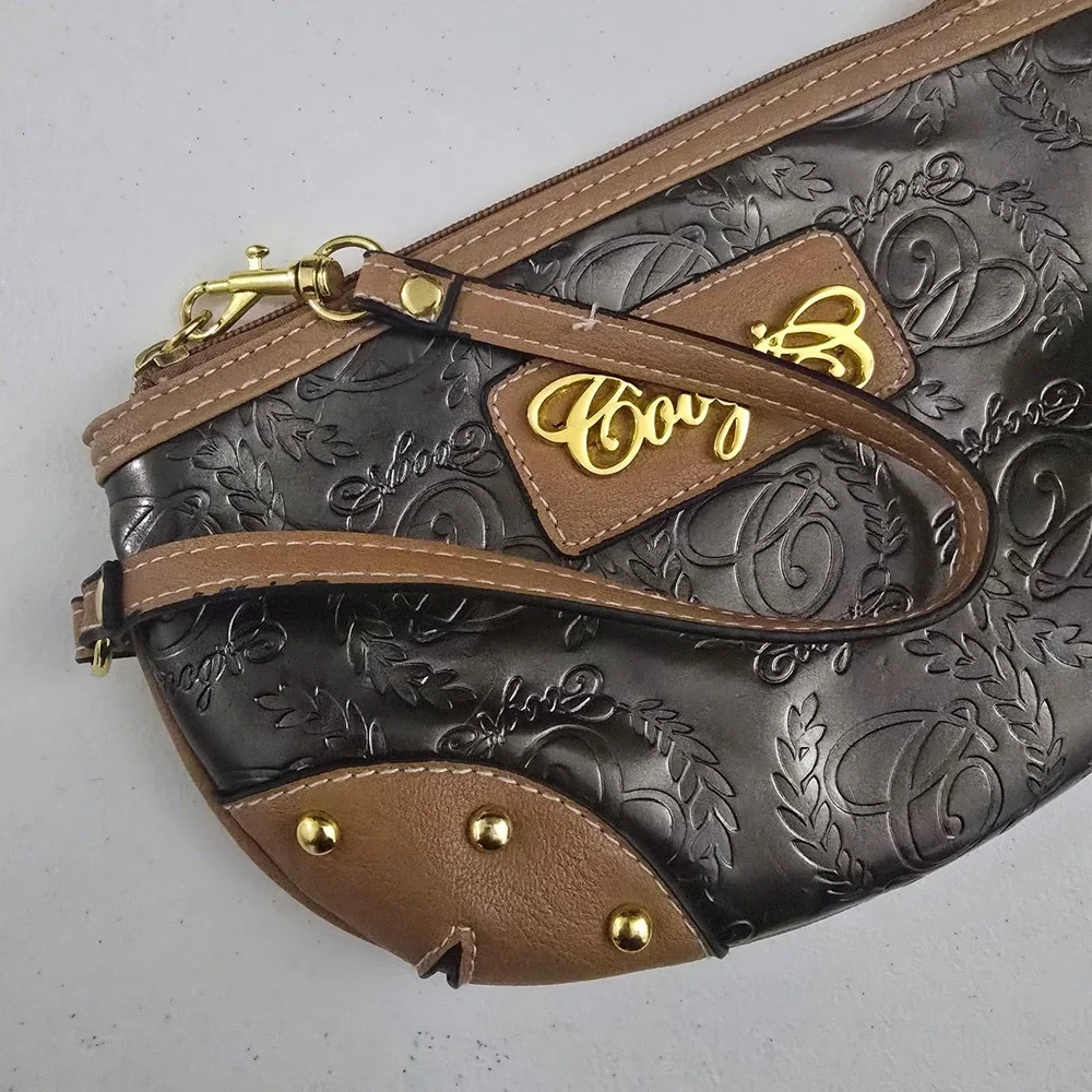 COOGI wristlet features