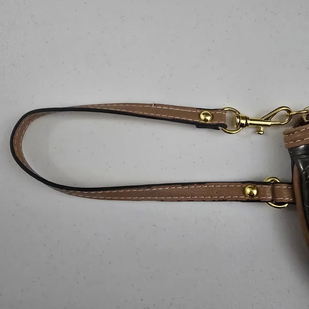 COOGI wristlet features