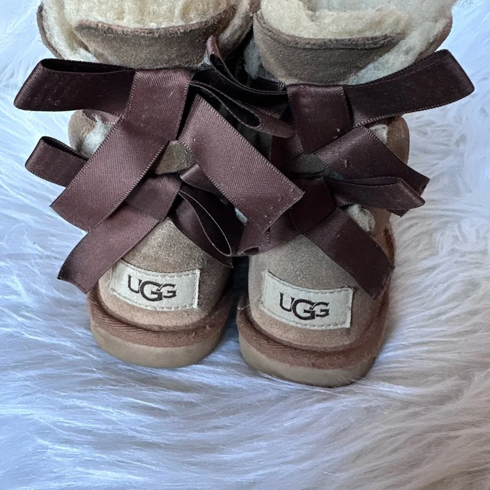 UGG Kids' Bailey Bow II Swiftie Party Chestnut Boot‎ Size 10