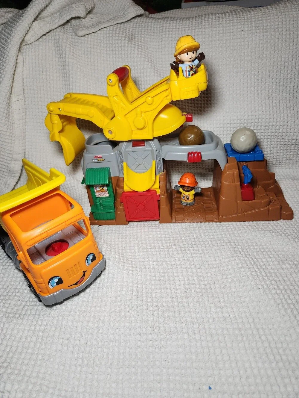 Fisher-Price Yellow Construction 2007 Playset w/ Dump Truck And Figures Working