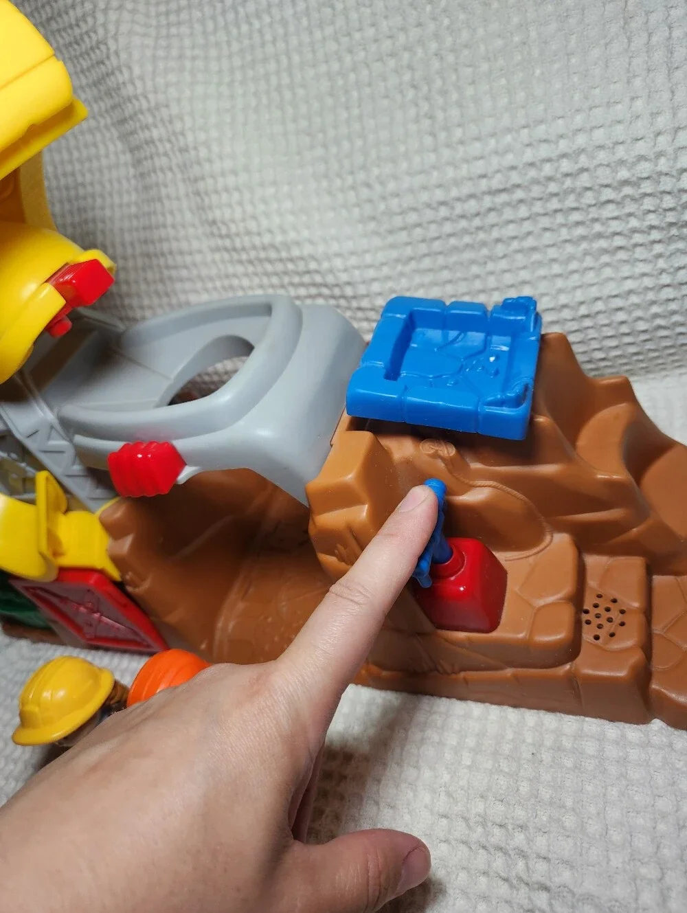 Fisher-Price Yellow Construction 2007 Playset w/ Dump Truck And Figures Working