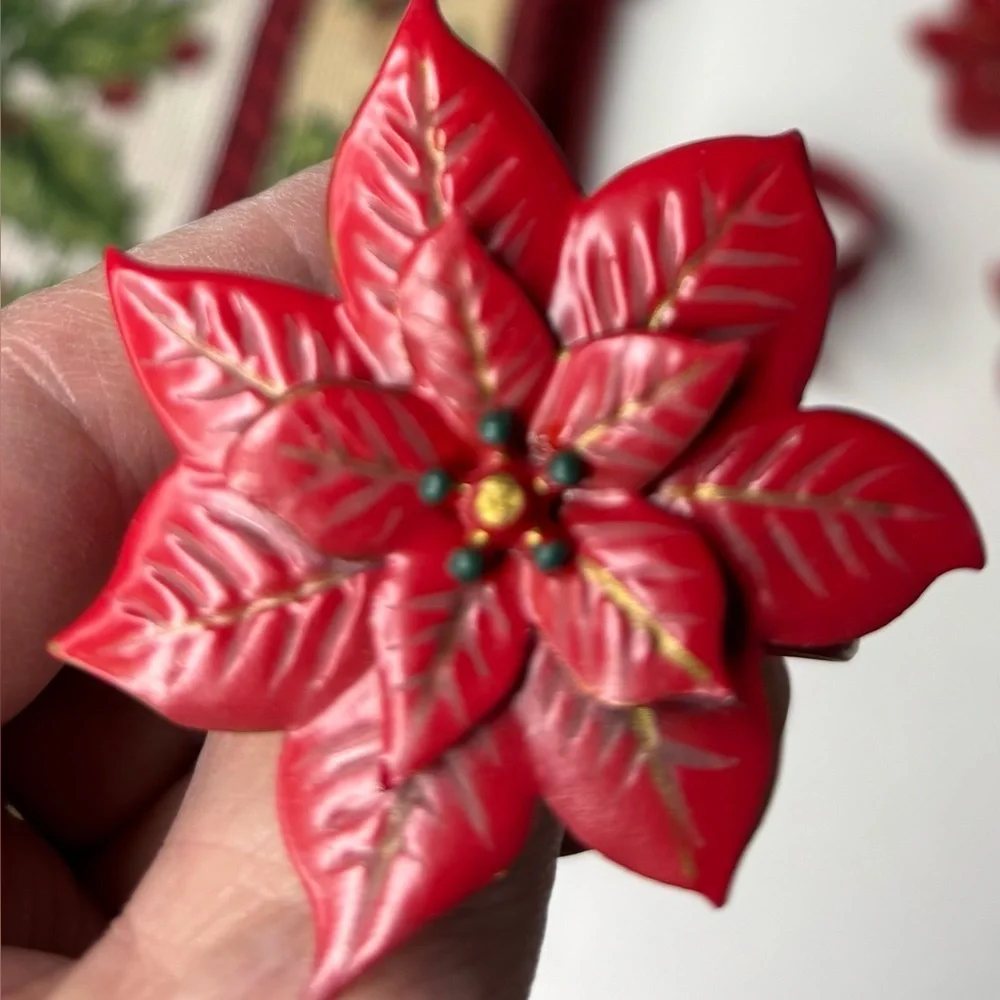 PLACEMATS POINSETTIAS (SET OF 4) WITH POINSETTIAS NAPKIN RINGS (4)