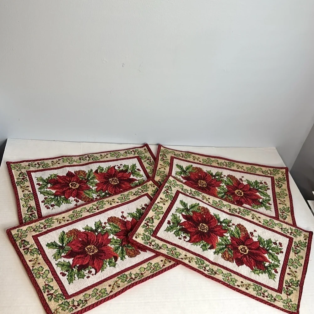 PLACEMATS POINSETTIAS (SET OF 4) WITH POINSETTIAS NAPKIN RINGS (4)