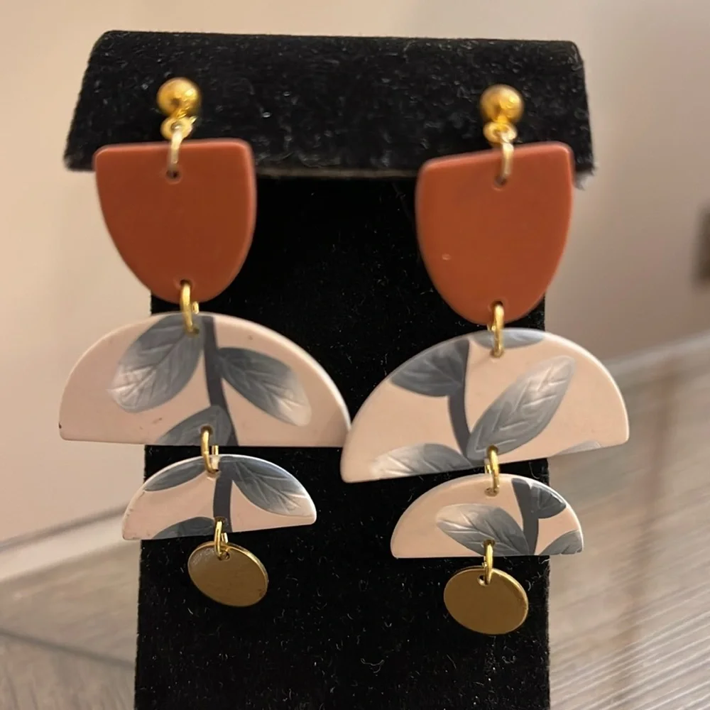 Source Unknown gold yourself wear