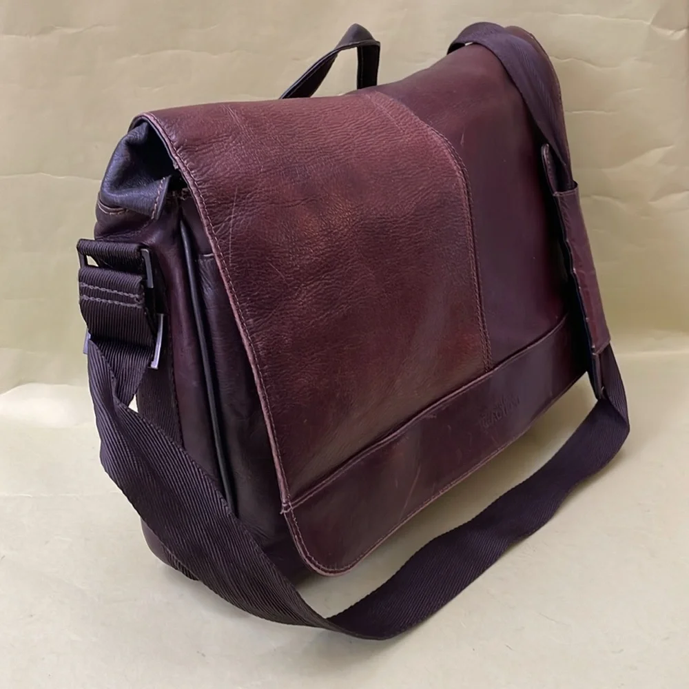 Vintage dark brown Kenneth Cole leather bag