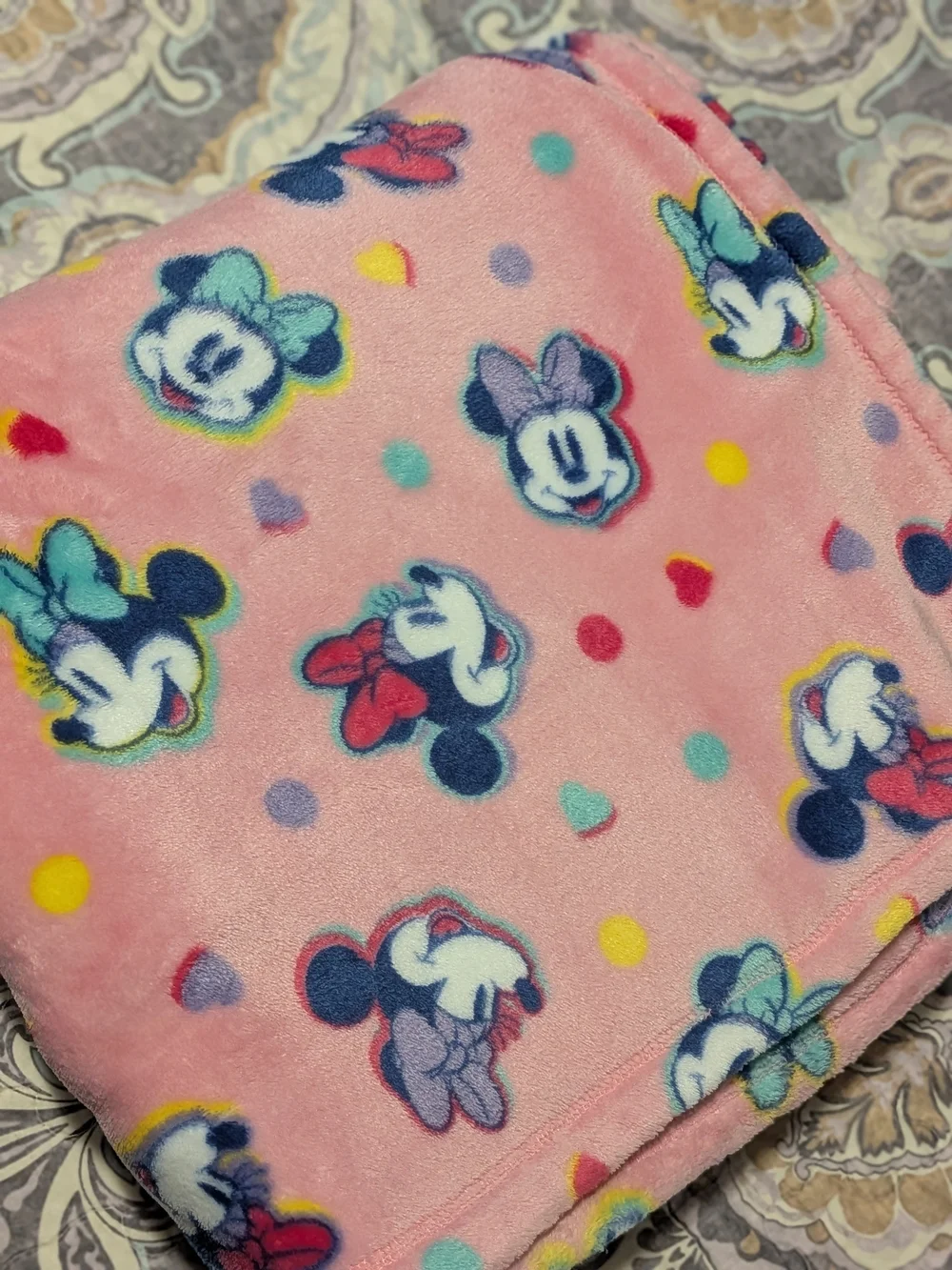 The Big One Oversized Plush Minnie Mouse Bow Throw Blanket, 5ft x 6 ft EUC Soft