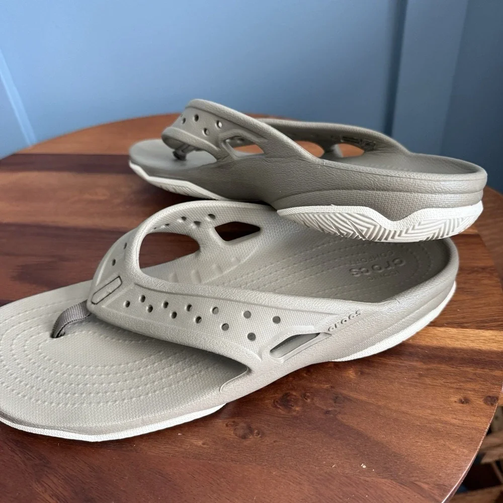 Crocs Swiftwater Deck Flip Flop Sandals Men's 8 Beige Khaki Iconic Comfort Thong