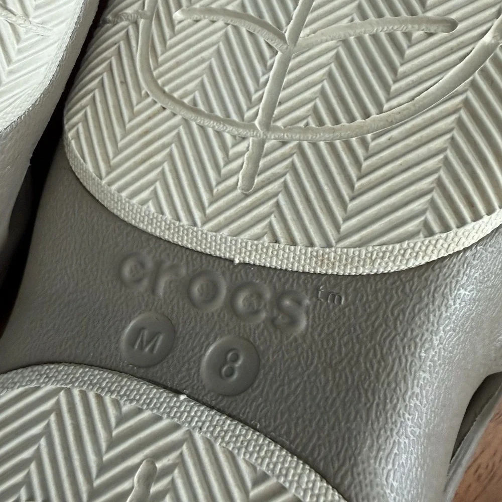 Crocs Swiftwater Deck Flip Flop Sandals Men's 8 Beige Khaki Iconic Comfort Thong