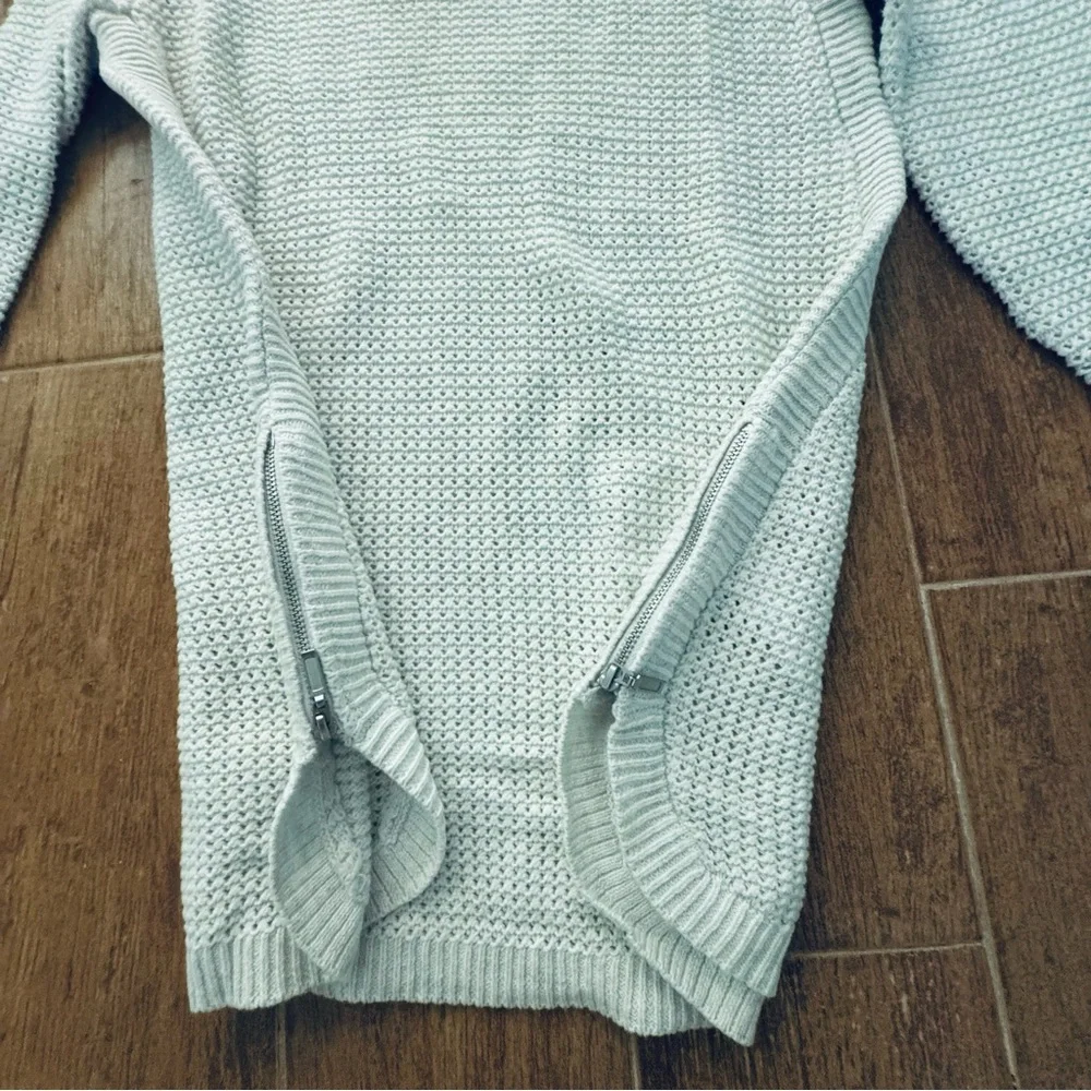 Akini zippers open