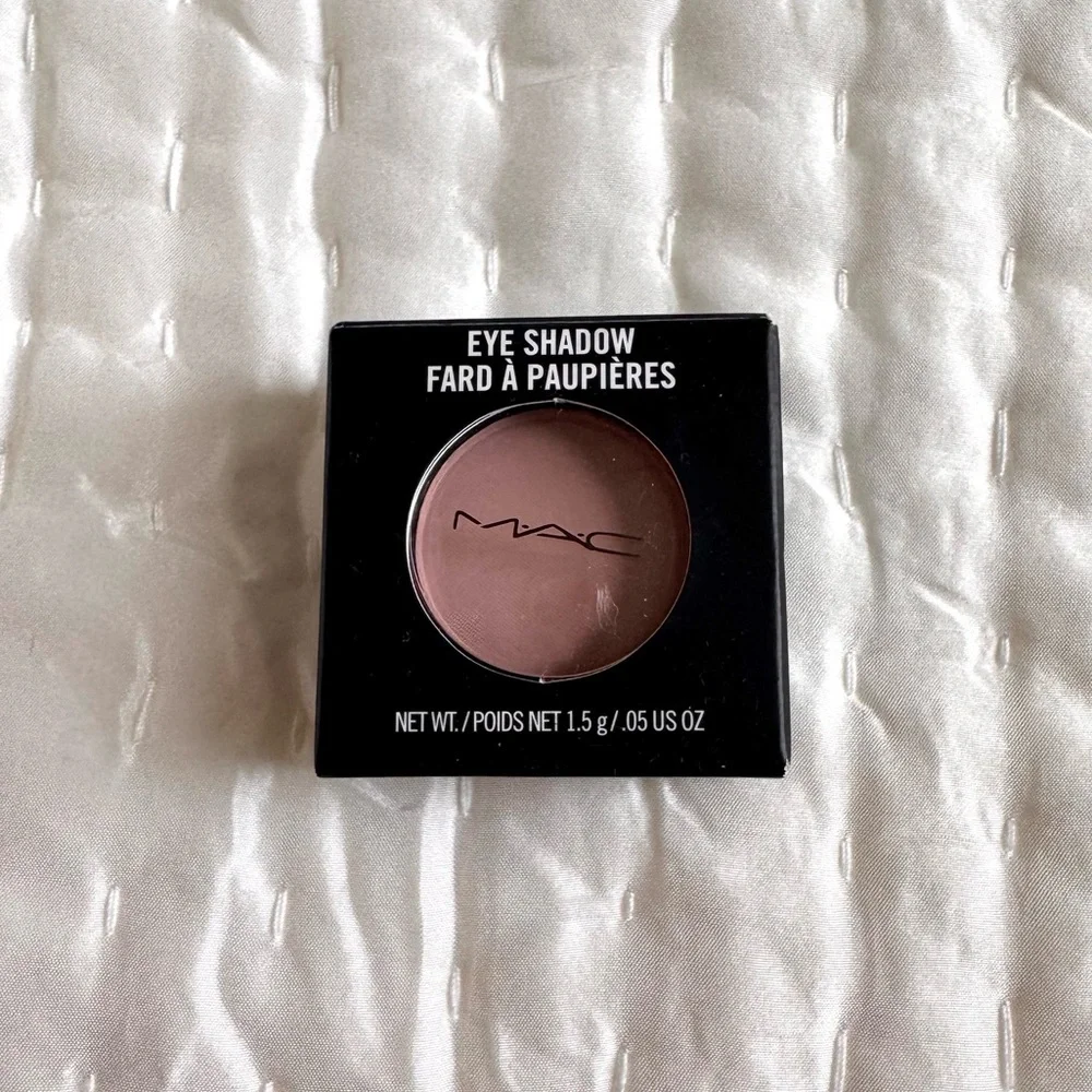 NIB MAC Flamingo Park Collection Eye Shadow in HELLO, THERE