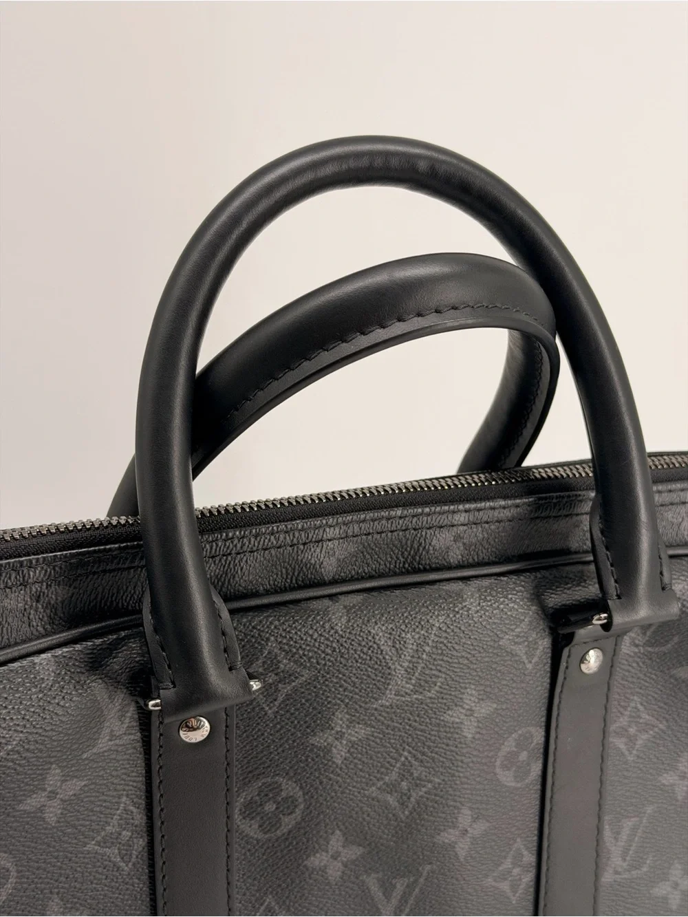 Louis Vuitton excellent slight