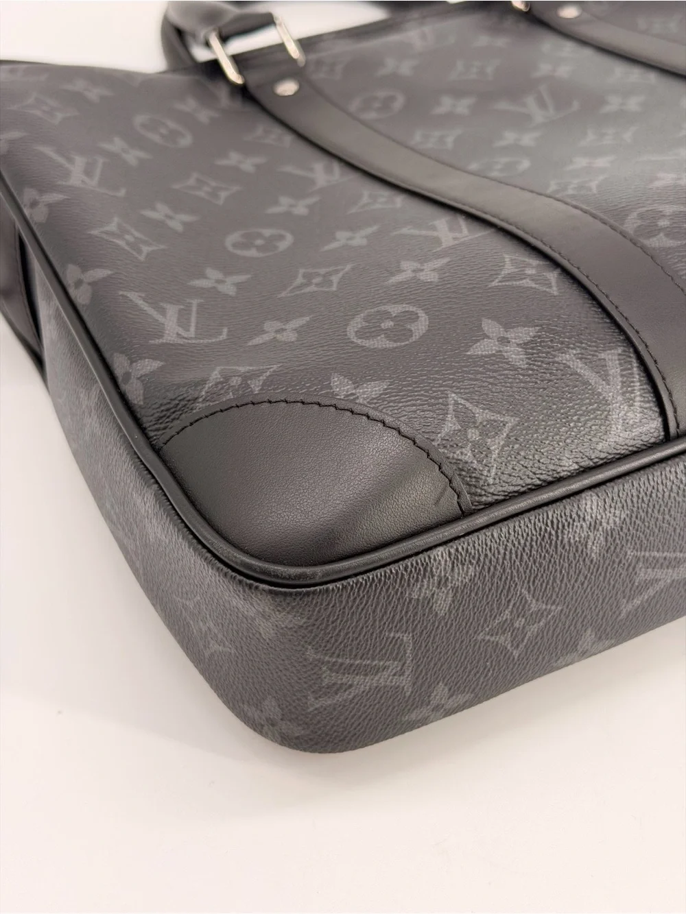 Louis Vuitton excellent slight