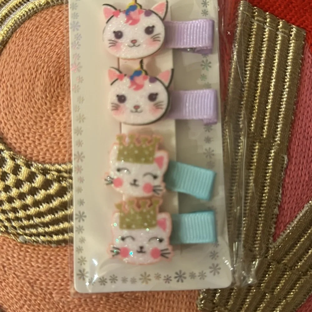 Kitty hair clips‎