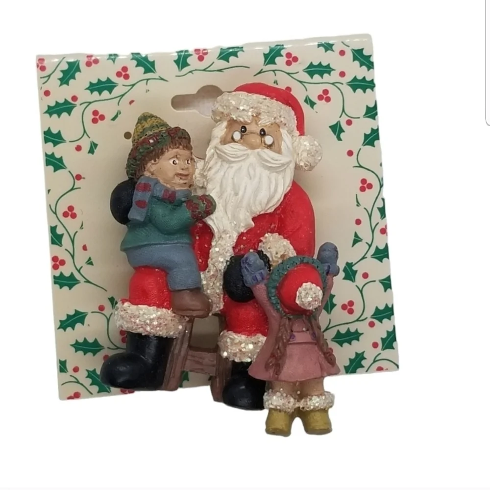 VINTAGE LARGE THREE DIMENSIONAL SANTA WITH CHILDREN CHRISTMAS BROOCH