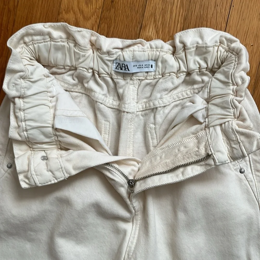 Zara Size 0 Baggy Paperbag Jeans in Ecru / Cream Elastic Waist Denim
