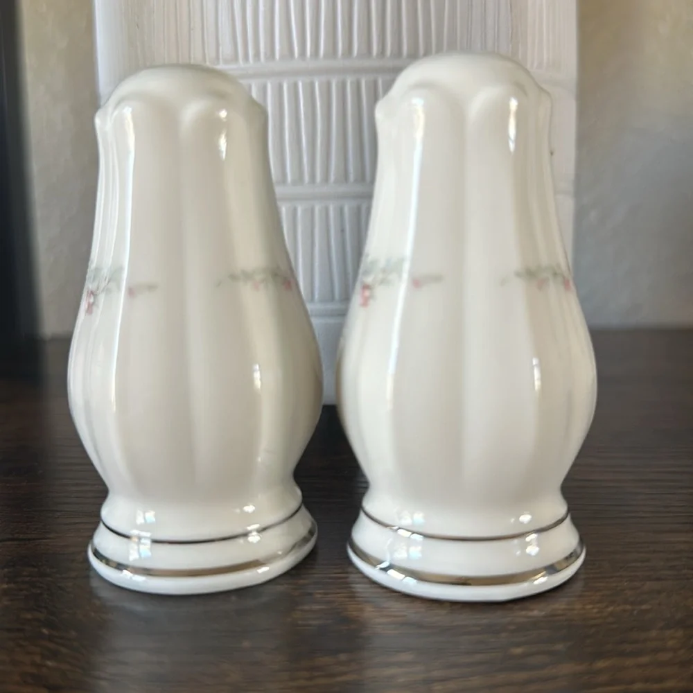 Noritake salt pepper