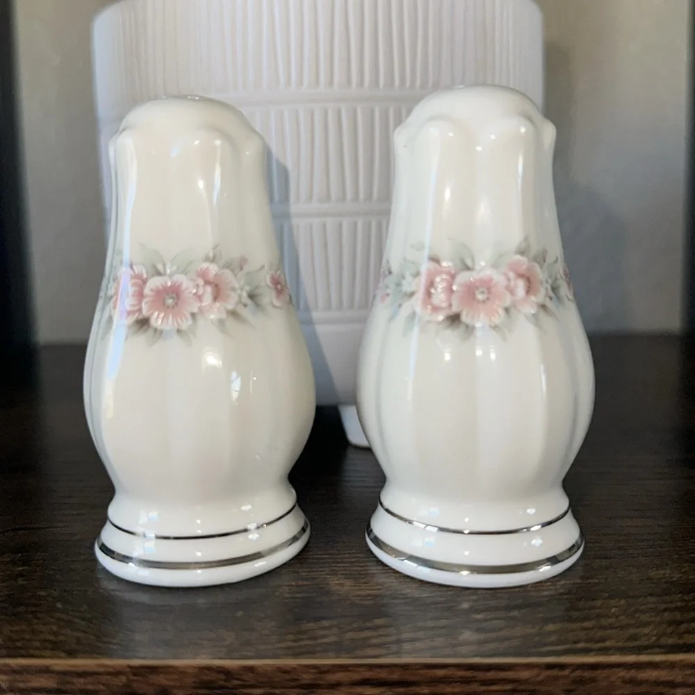 Noritake salt pepper