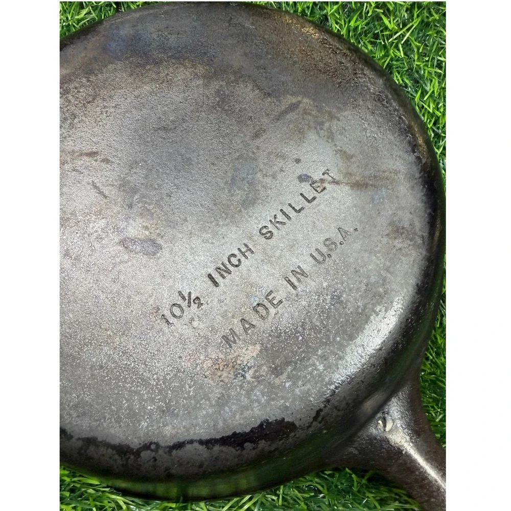 Vintage Unmarked Wagner Cast Iron Skillet Unisex 10.5 Inch Black Made in USA