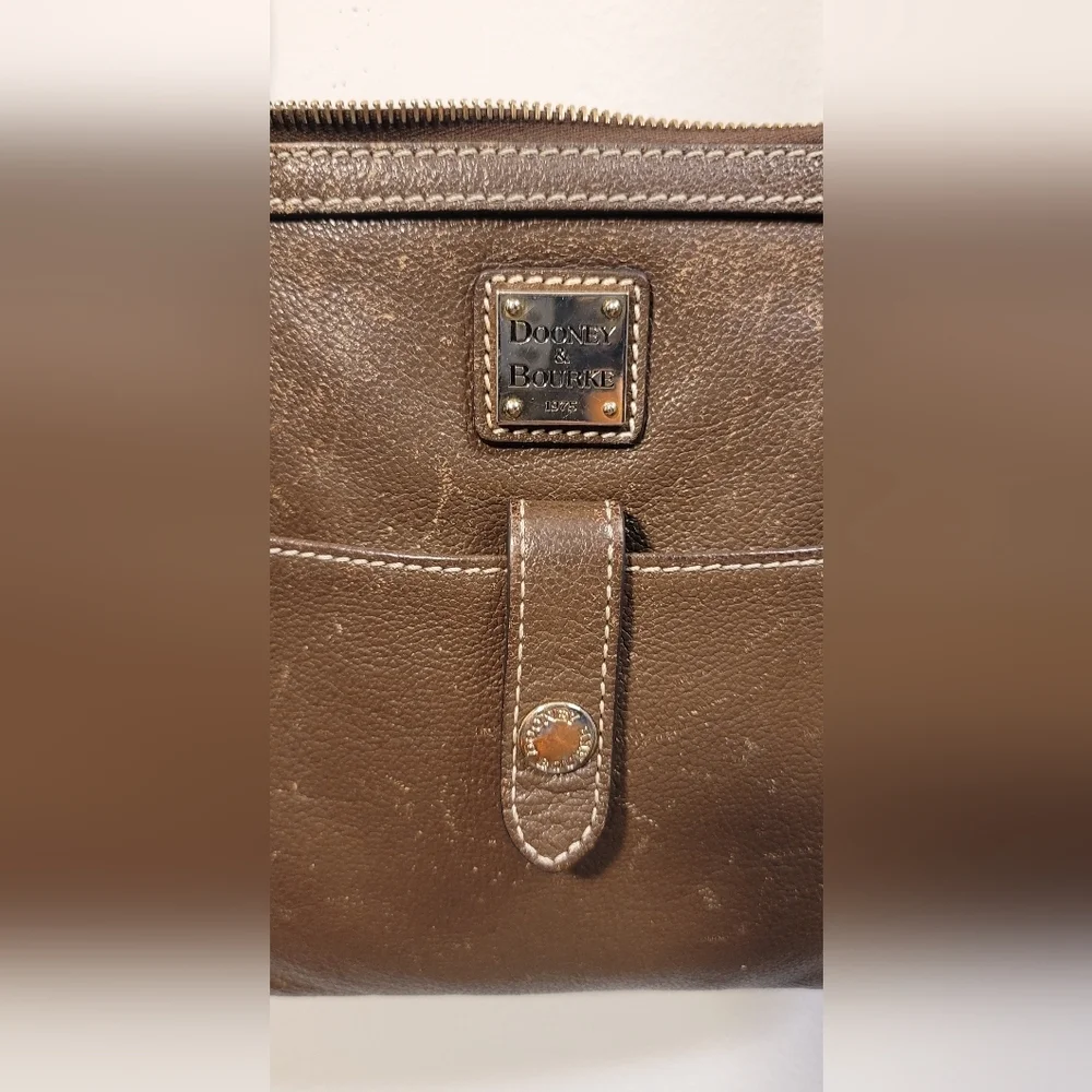 Dooney & Bourke pockets well lined