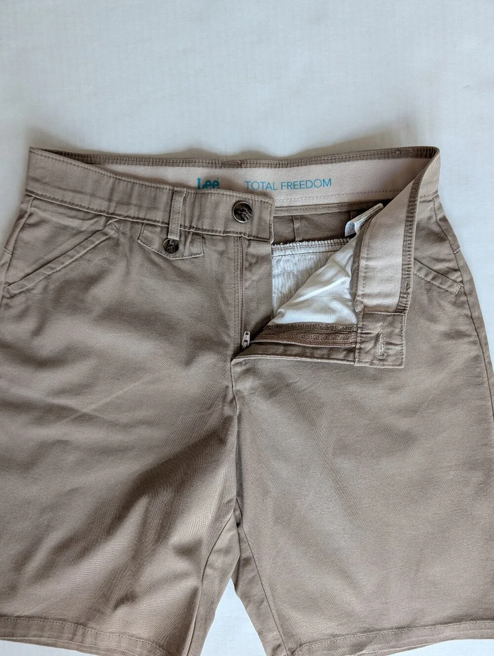 Lee Total Freedom Mid-Rise Matteo Chino Bermuda Shorts 8M Khaki Grey Persian