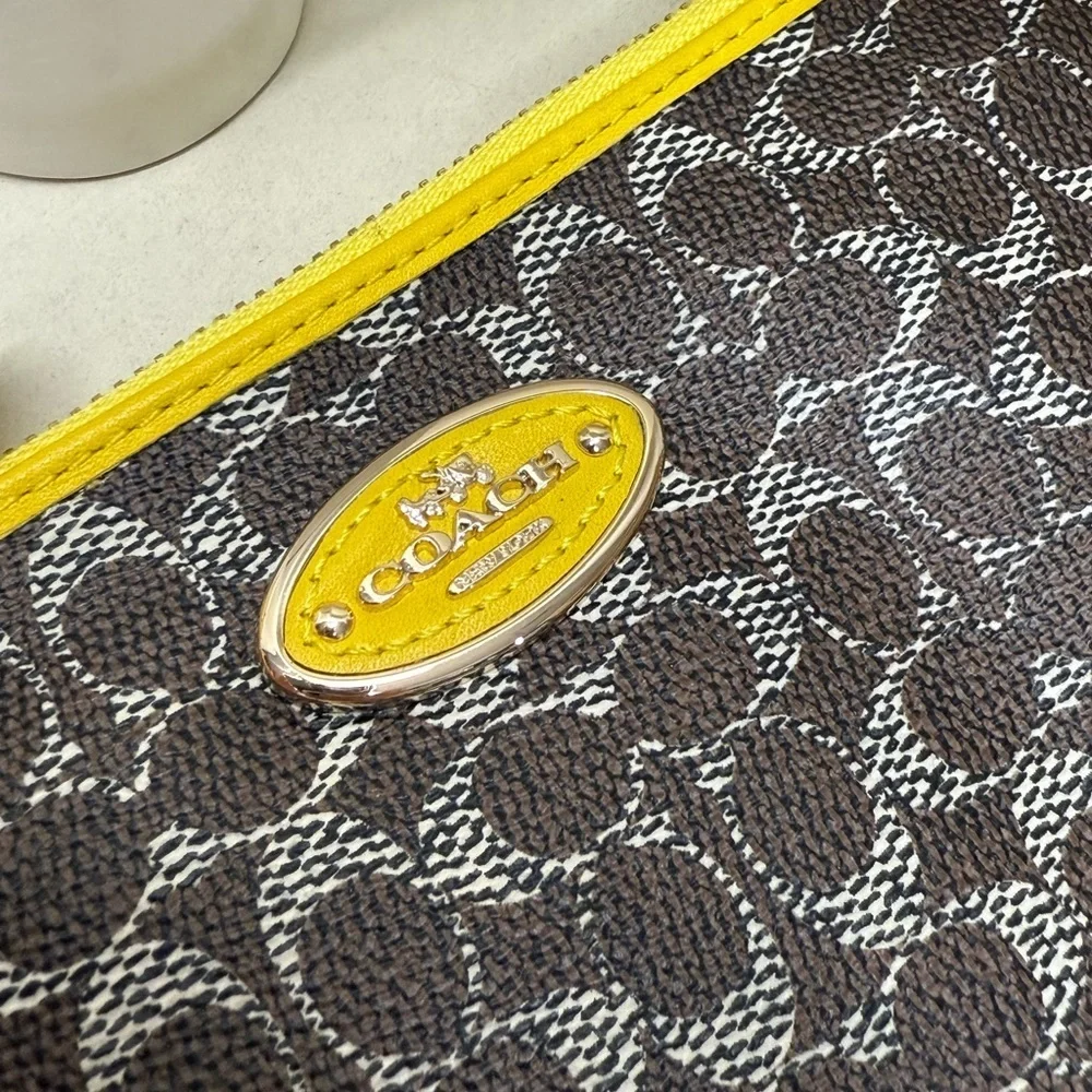 (new+tag) Coach signature monogram zippy wristlet wallet - fits iPhone Pro Max