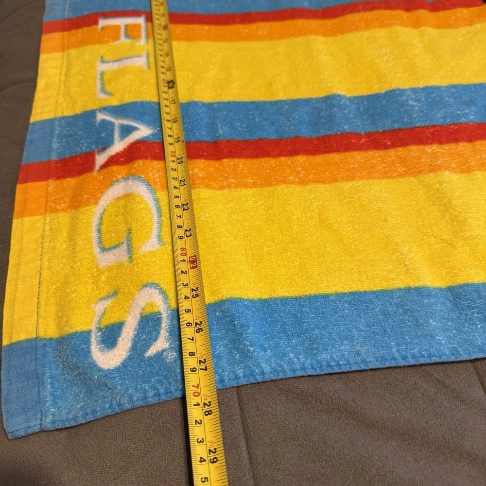 Vintage Looney Tunes Six Flags Beach Towel Tweety Bugs Bunny Taz 51x27.5