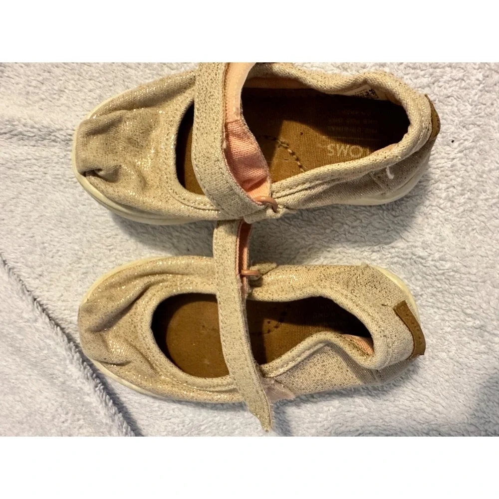TOMS Mary Jane Sparkle Gold Shimmer Hook and Loop Strap Toddler Shoes Size‎ 6