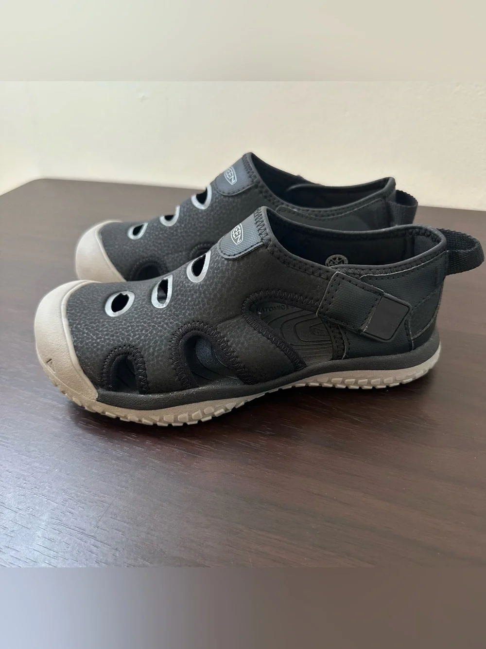 KEEN Stingray Slip-On Sandals Black Gray Hook & Loop Size 2 Unisex Kids New