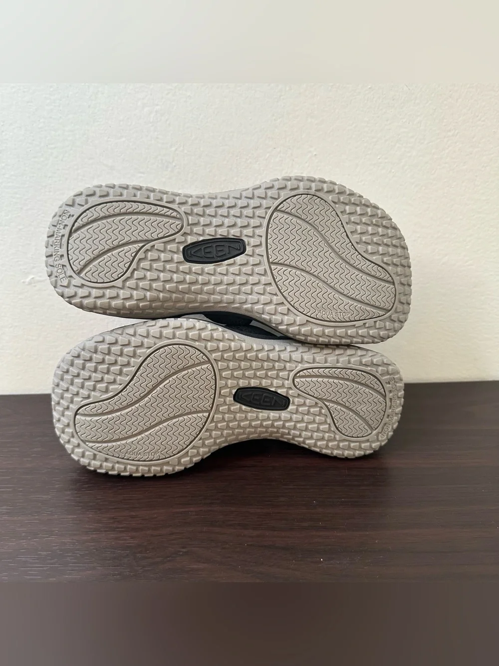 KEEN Stingray Slip-On Sandals Black Gray Hook & Loop Size 2 Unisex Kids New