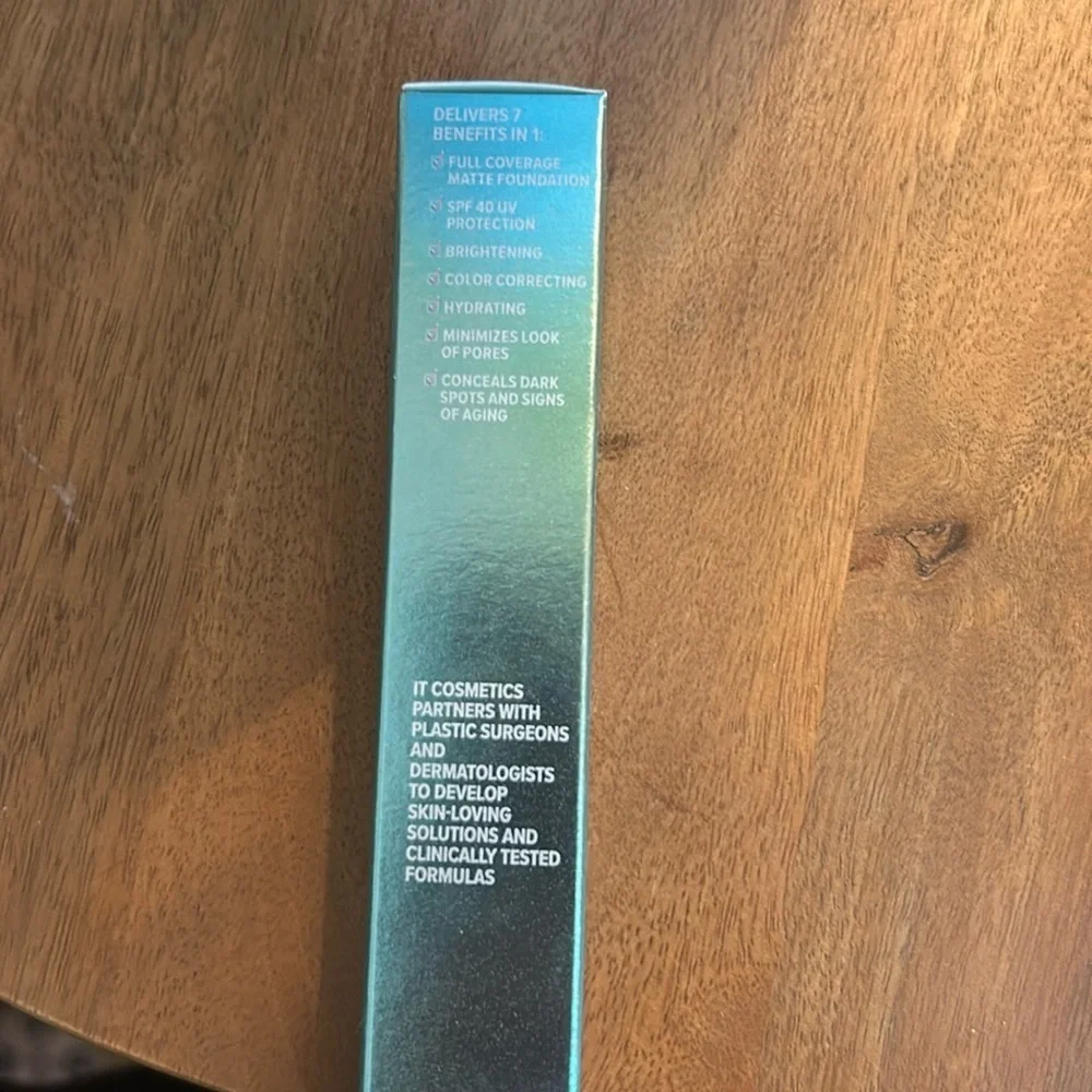 - It Cosmetics CC+ Cream Oil-Free Matte with SPF 40 Full-size neutral TAN
