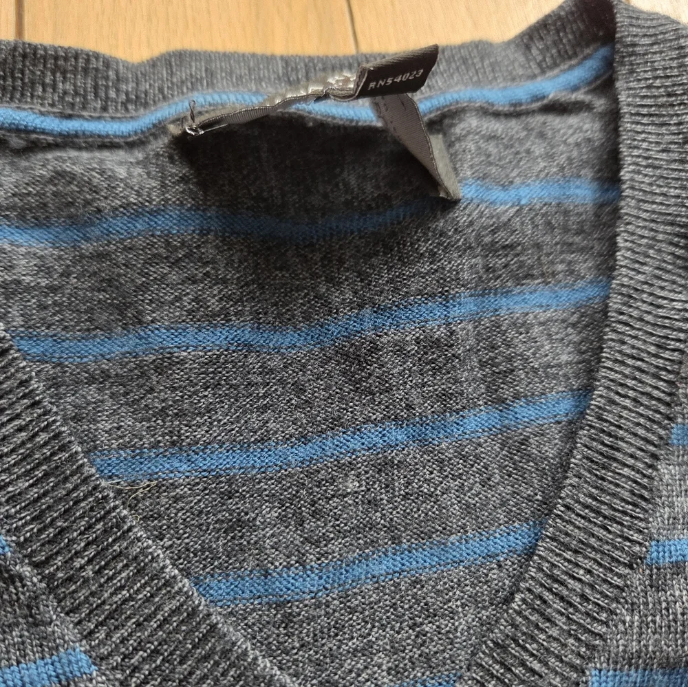 Banana Republic lightweight neck