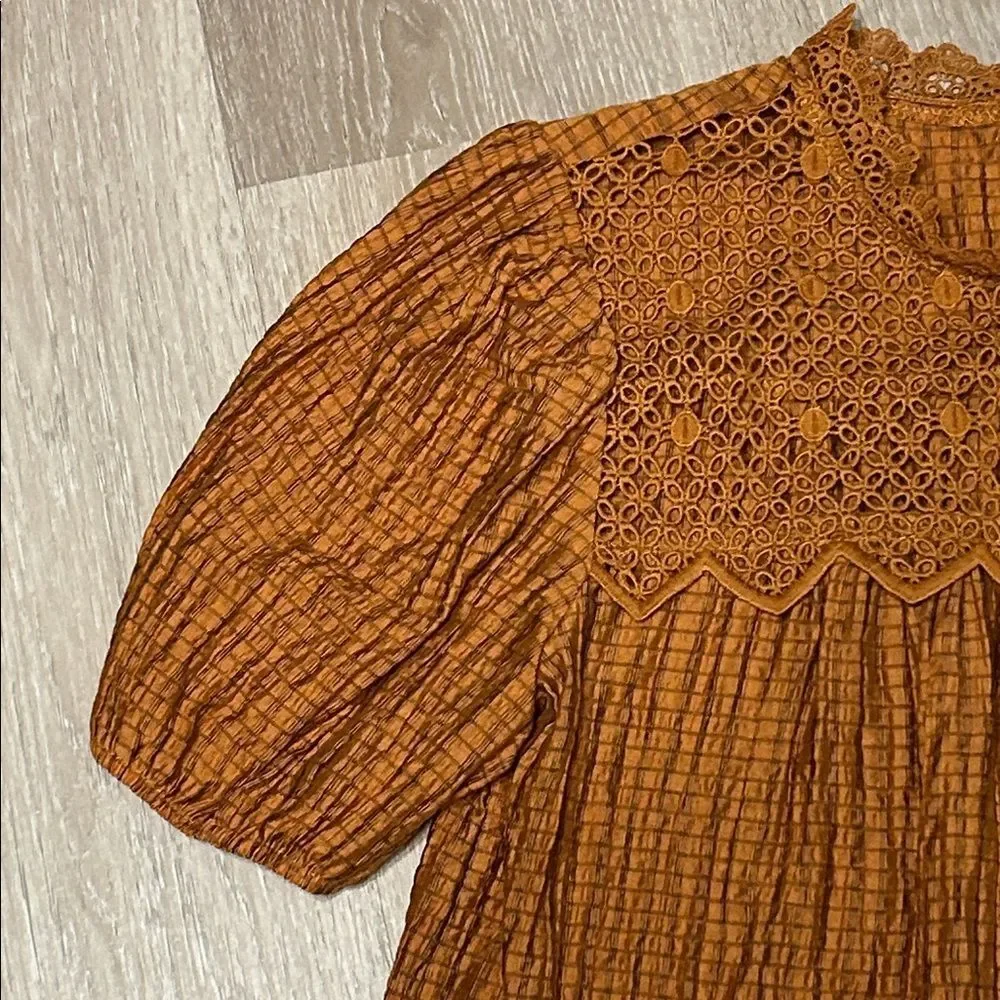 mine lace detail