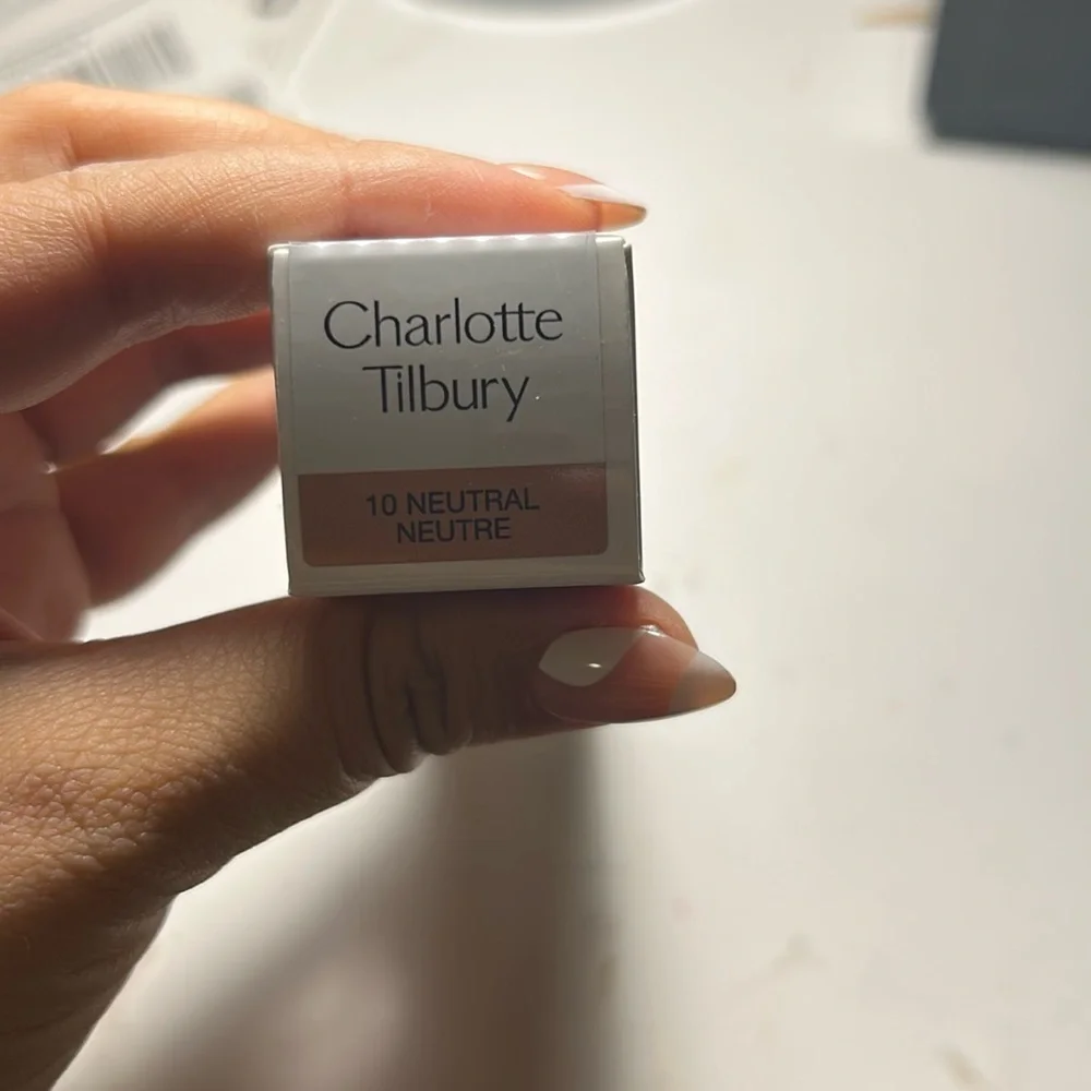 B19 CHARLOTTE TILBURY BEAUTIFUL SKIN FOUNDATION-10 NEUTRAL NEUTRE NIB