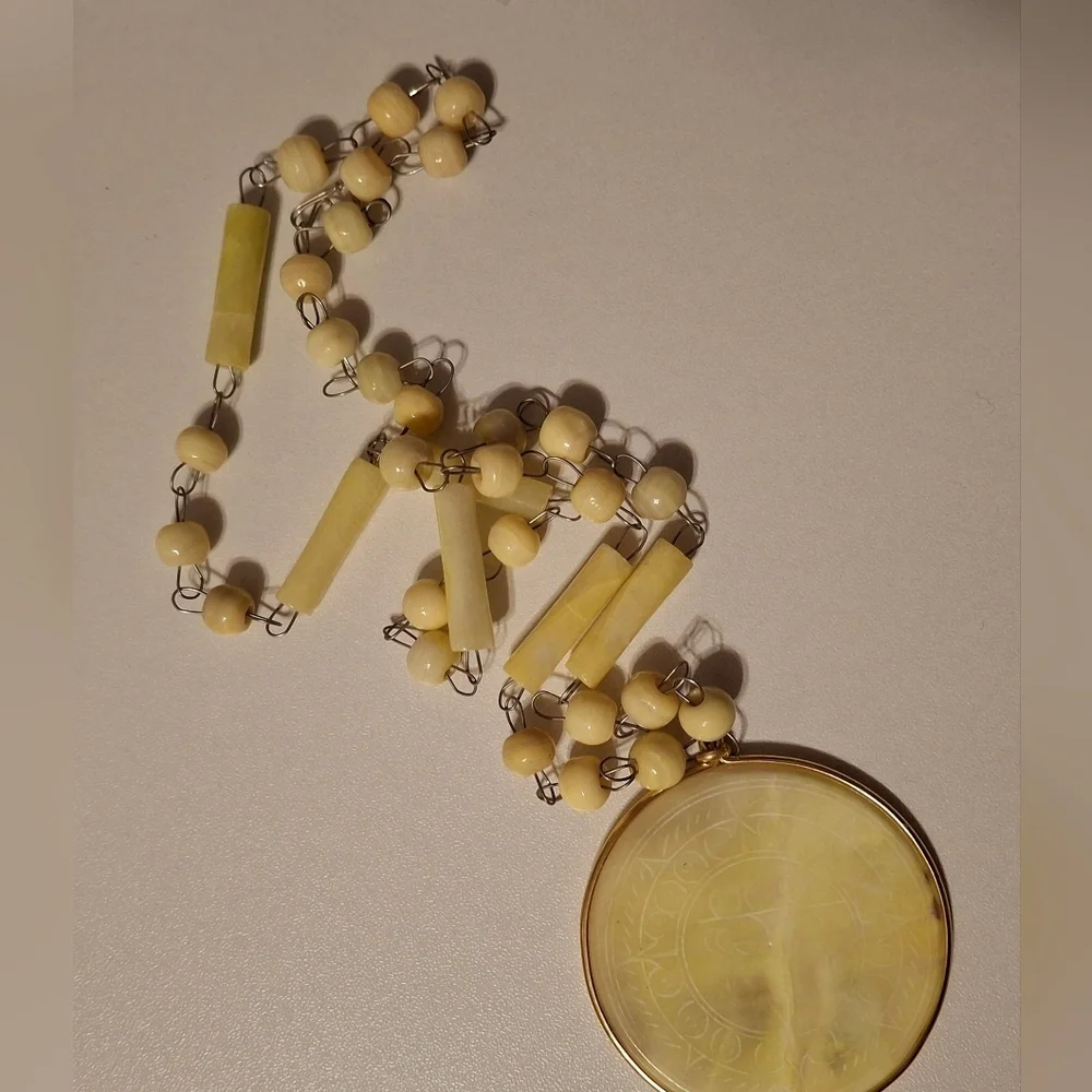 Serpentine yellow carved beaded necklace  vintage
