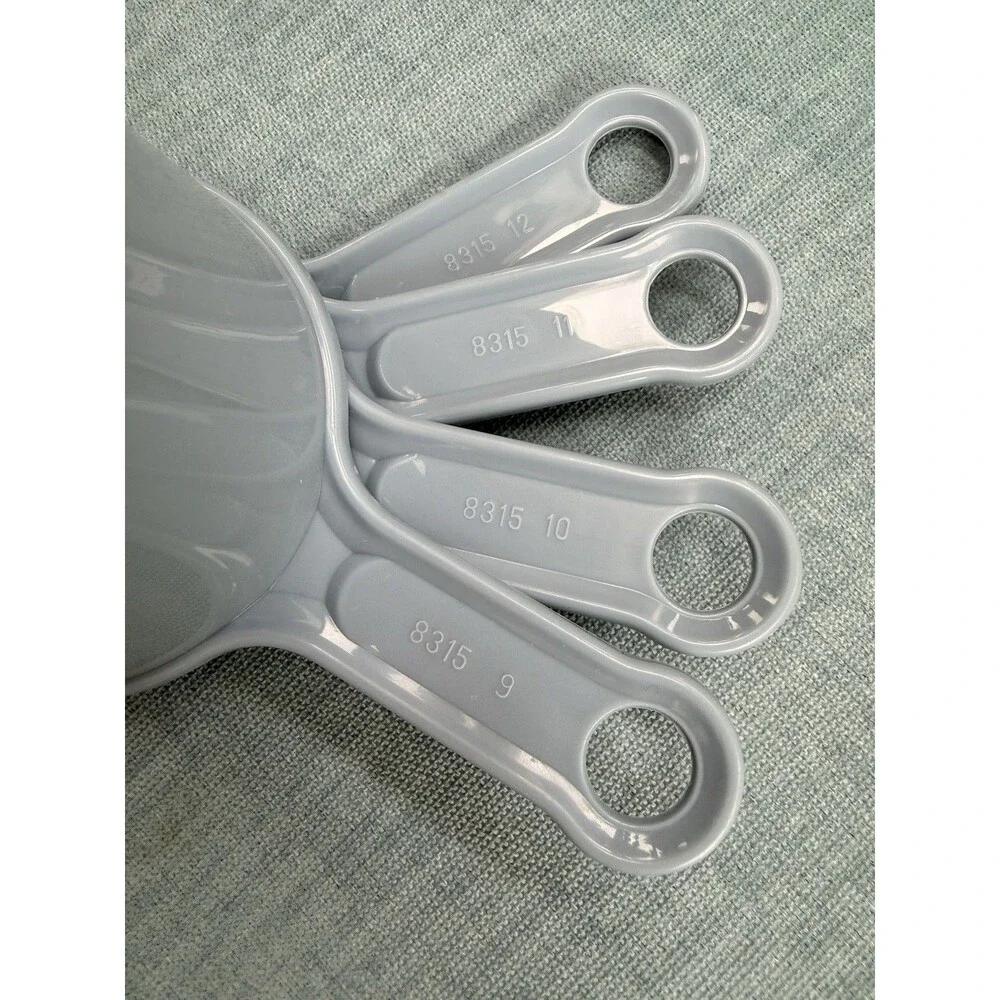 4 Vintage Rubbermaid Blue Plastic Measuring Cups 1 Cup - 1/2 - 1/3 - 1/4 EUC