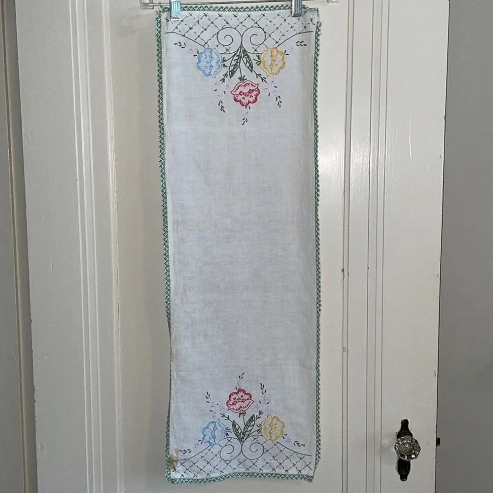 Vintage white table runner‎ with floral embroidery & crochet edges