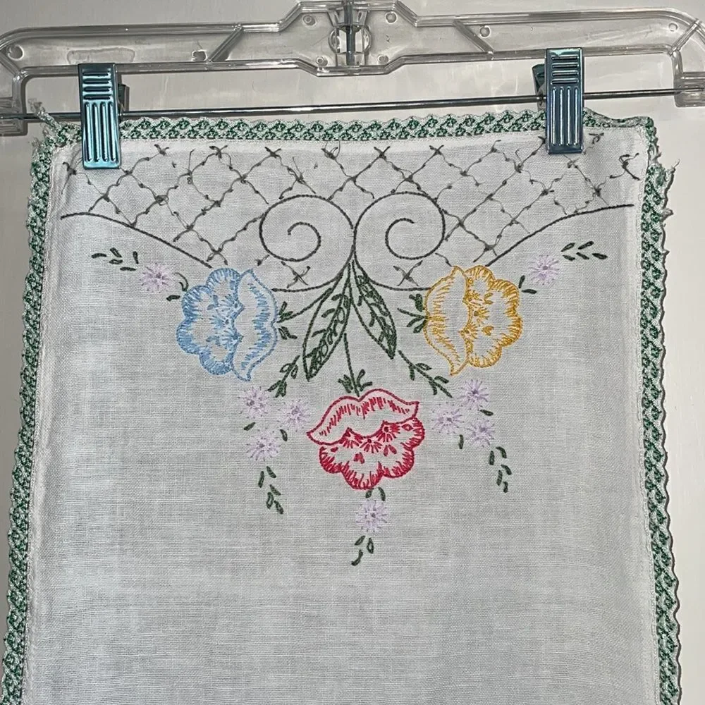 Vintage white table runner‎ with floral embroidery & crochet edges