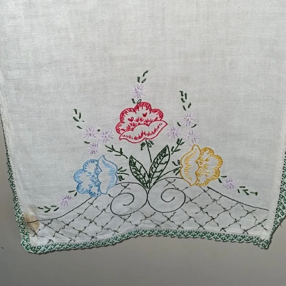 Vintage white table runner‎ with floral embroidery & crochet edges