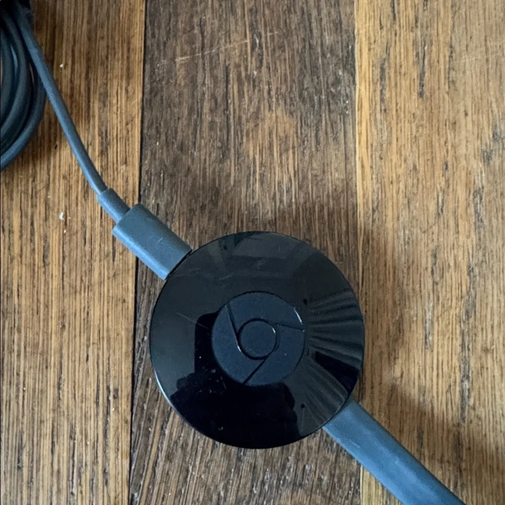 📺 Google Chromecast streaming media device.