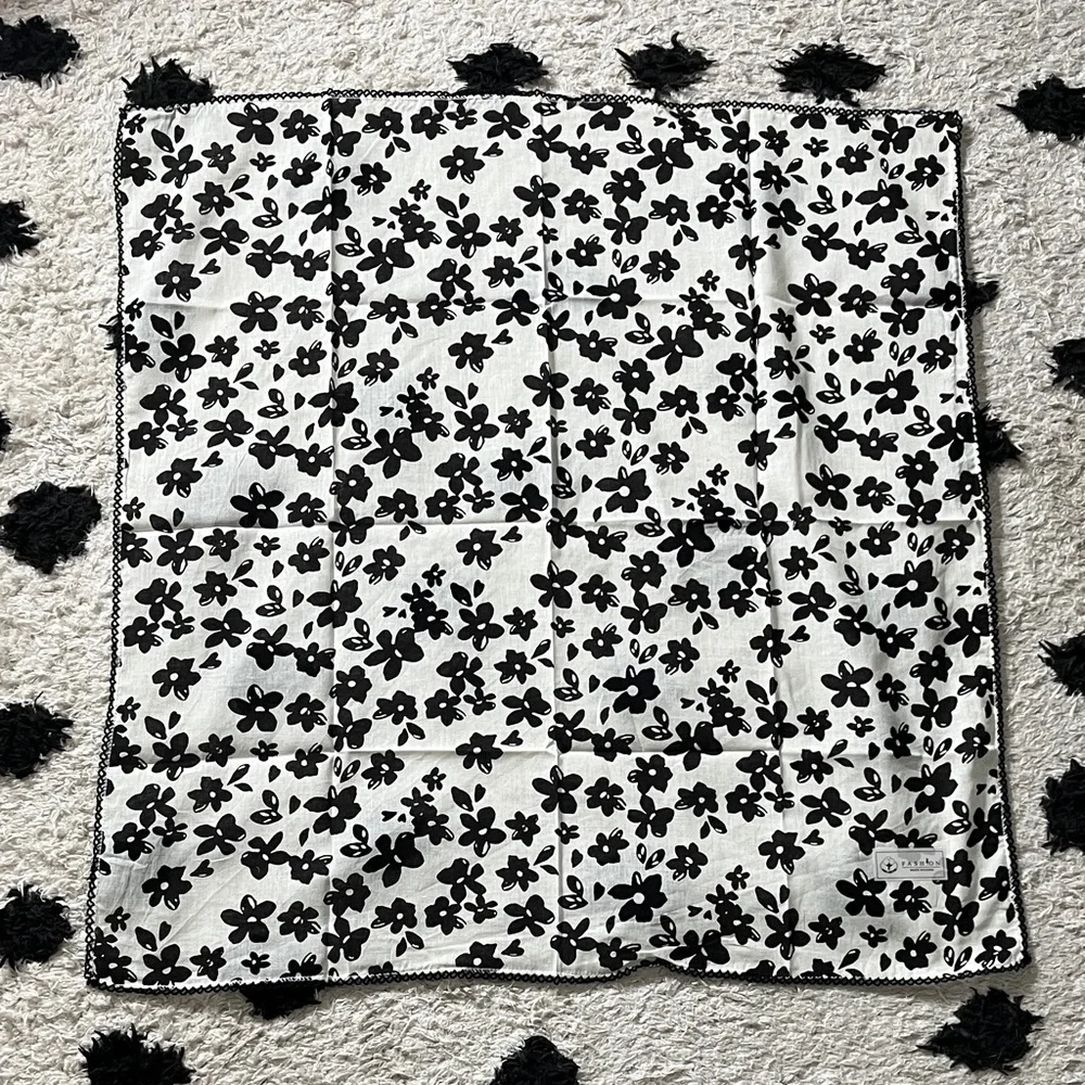 Floral Black and White Scarf No brand 27x27