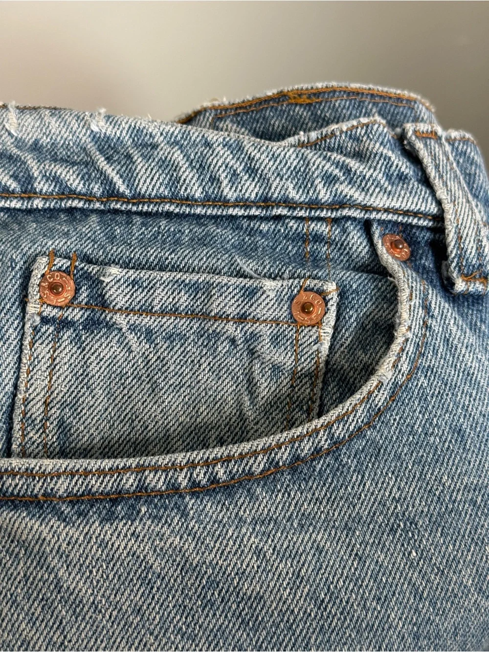 Vintage Levi’s 550 Light Wash Rigid Made in USA 90s 38 x 32