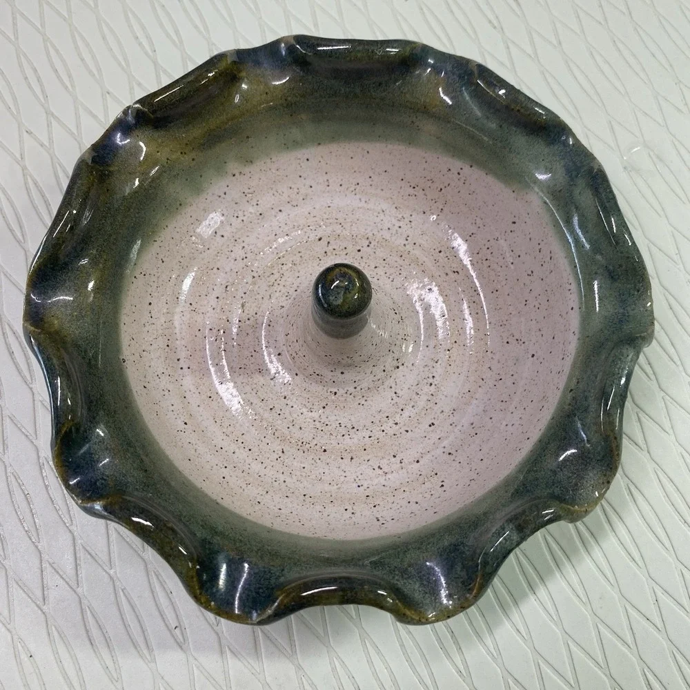 Dean White Pottery,‎ Stoneware Apple/Onion Baking Dish Signed.Speckled Glaze