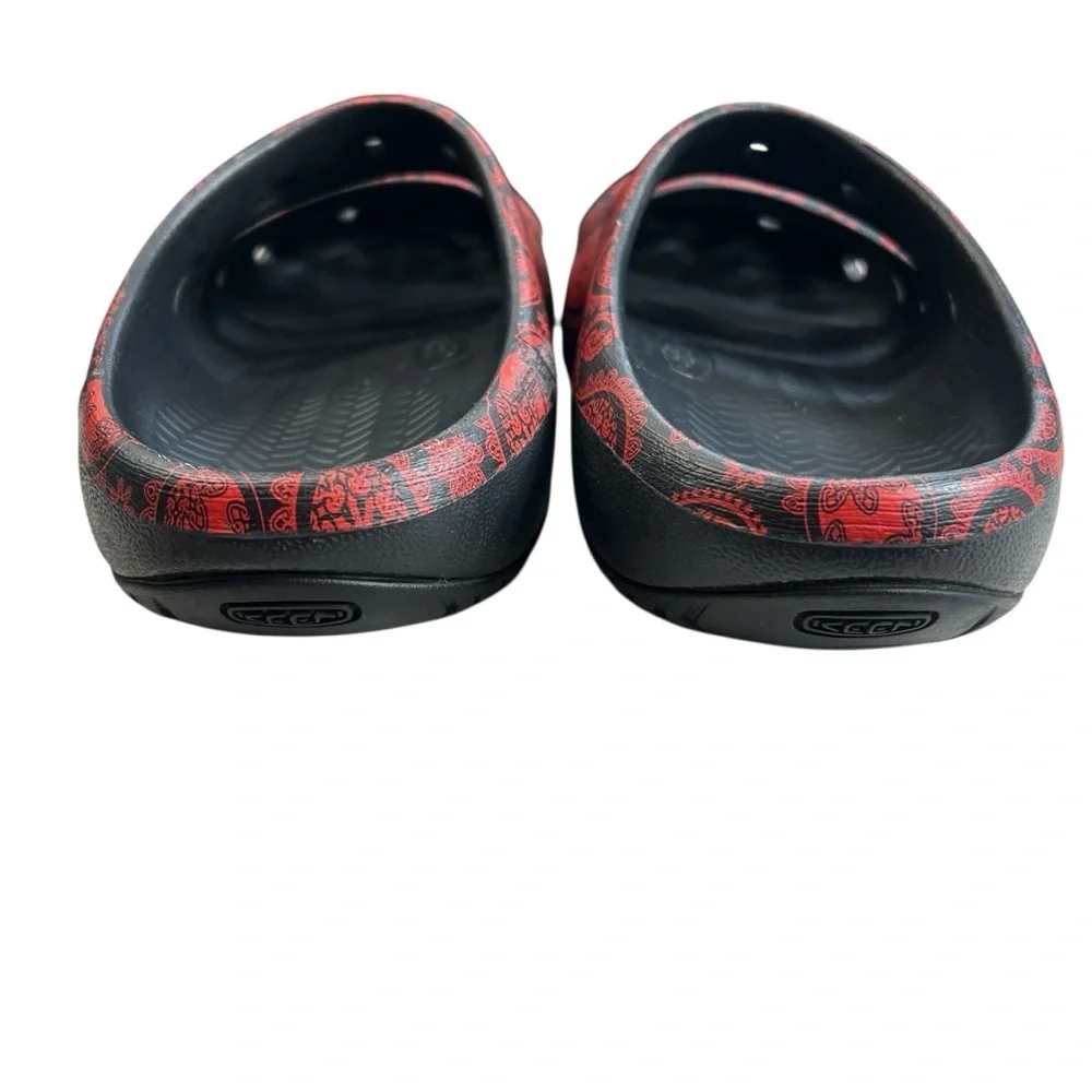 Keen red paisley