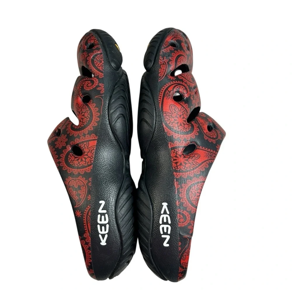 Keen red paisley