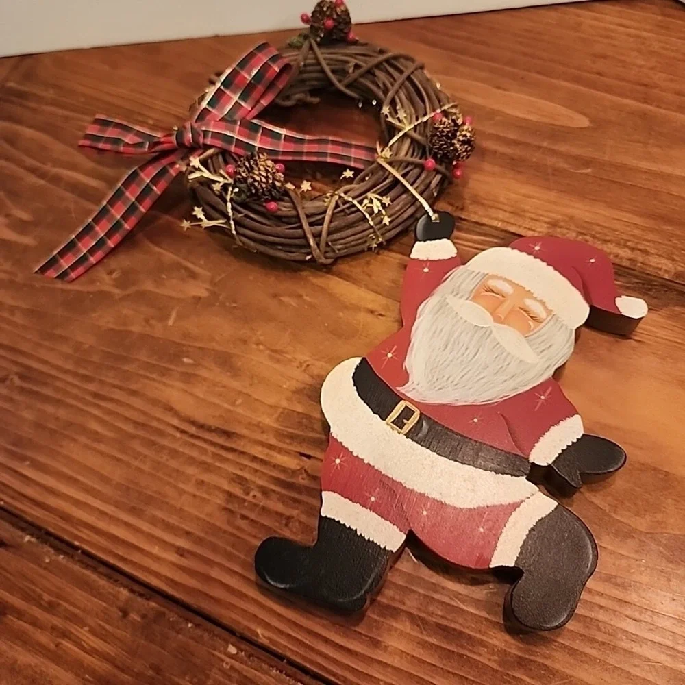 Hand Painted Wood Santa w/Wreath Christmas Decor Holiday Wall Decor 14