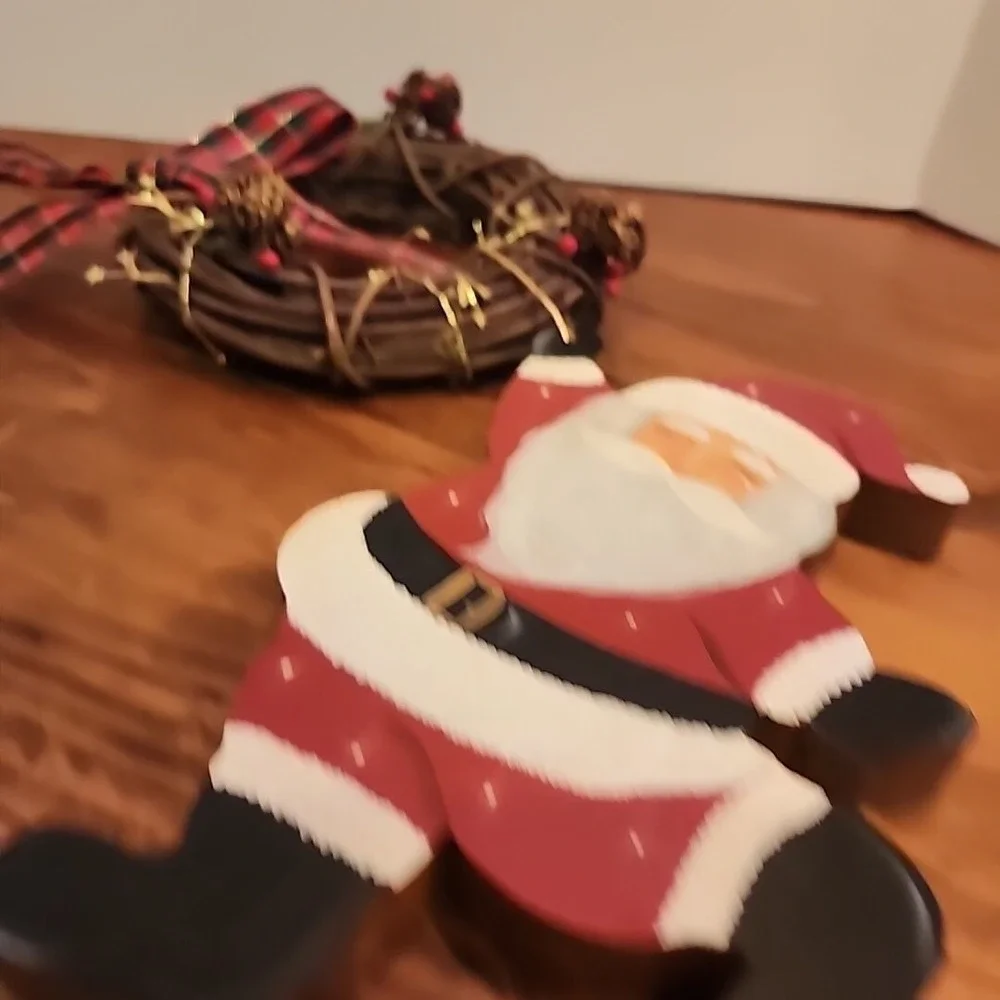 Hand Painted Wood Santa w/Wreath Christmas Decor Holiday Wall Decor 14